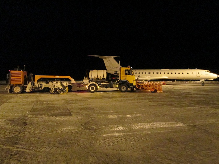 Аэродромная плужно-щеточная машина фирмы M-B Companies в аэропорту г. Новый Уренгой